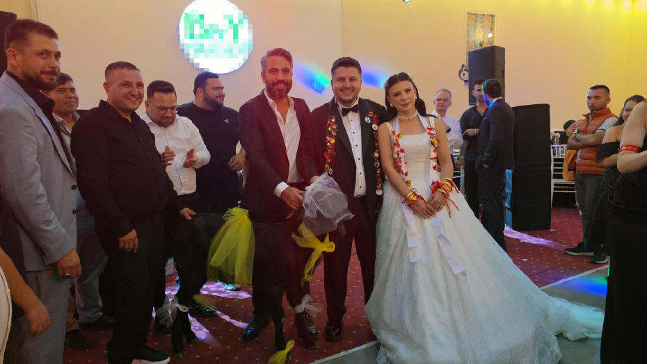 Adana'da Düğünde Geleneksel Dışı Hediye Şaşkınlık Yarattı