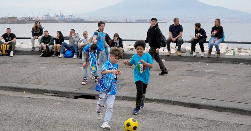 İtalya, AB ile aile yardımı anlaşmazlığının nedeni olarak mali zorlukları gösterdi