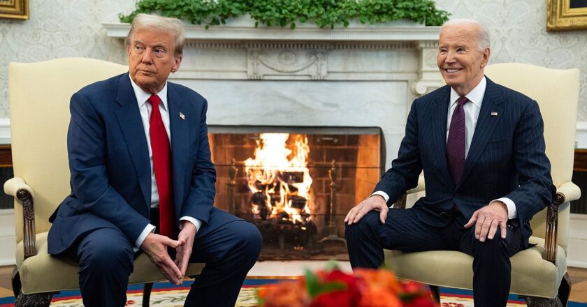 “Sorunsuz bir geçiş” sözü veren Trump, Biden ile Washington'da buluştu