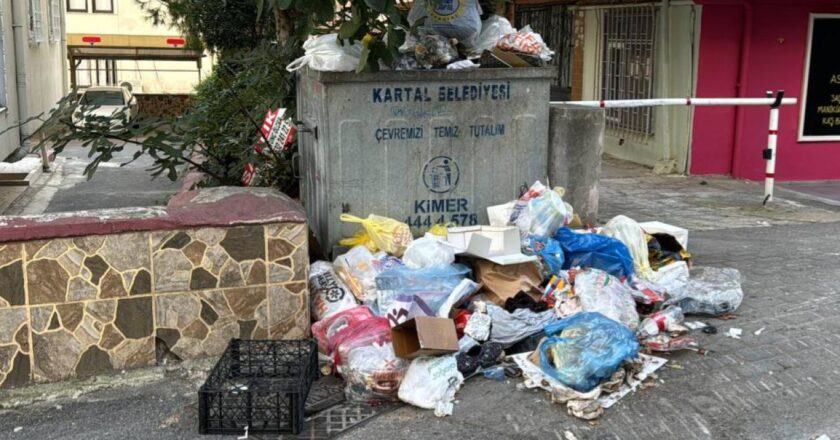 Kartal'da işçiler greve çıktı, sokaklarda çöpler birikti
