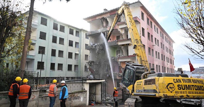 İstanbul'da kentsel dönüşüm için yıkımlar devam ediyor