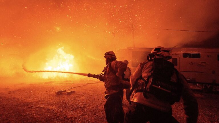Yağış, Kaliforniya’da ateşle savaşırken çarpışan toksik kül riski yaratır