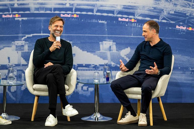 Jürgen Klopp, Red Bull'daki kariyerine başladı. Antrenörlüğe geri dönecek mi?