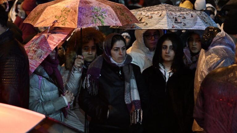 Yüzyıl felaketinin ikinci yılında anma faaliyetleri alanlarında toplanmaktadır.
