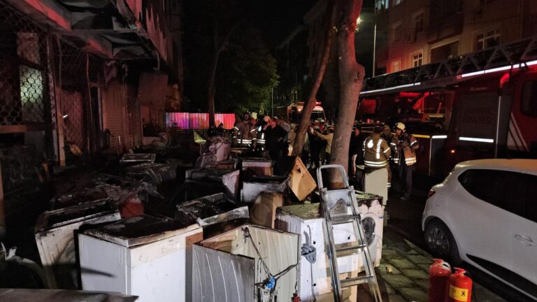 İstanbul’daki beyaz eşyalar mağazasında yangın çıktı
