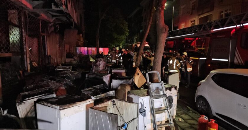 İstanbul’daki beyaz eşyalar mağazasında yangın çıktı