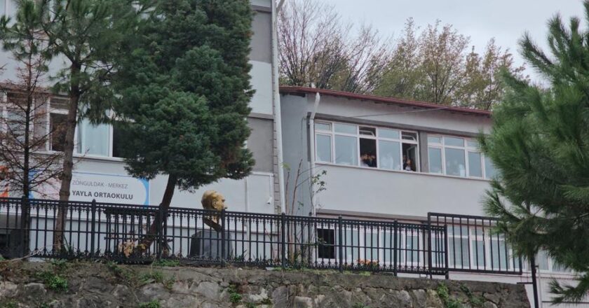 “Öğretmene Saldırdı: ‘Çocuğumu Azarladı’ İfadesi”